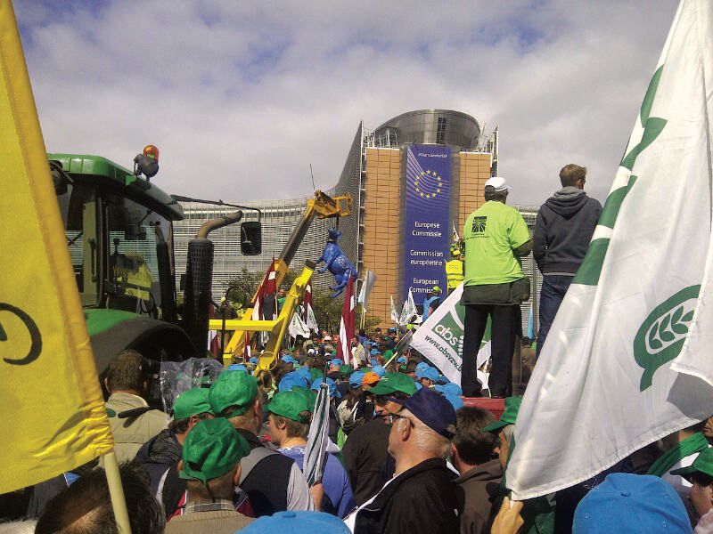 Le proteste degli agricoltori infiammano l’Europa per l’impatto del Green Deal UE sui fondi destinati al comparto agricolo: il ruolo di EPPO nel recupero delle risorse frodate alla PAC.